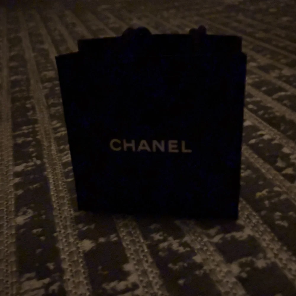 CHANEL Gold and pearl Logo Earrings - Picture 8 of 11